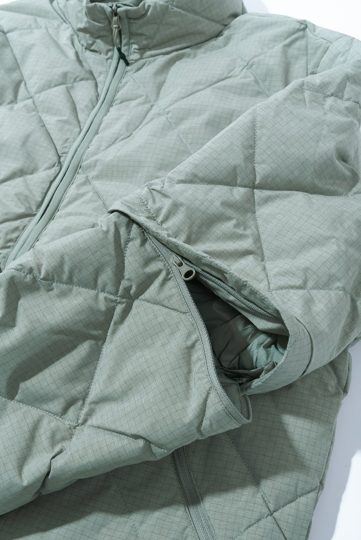 BASE GRID LT DOWN ZIP CHECK JACKET